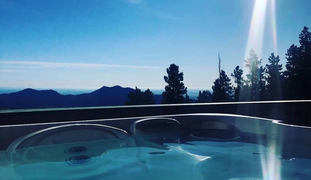 Amazing Views/Hot Tub/Skiing/Chefs Kitchen/Pool Table and Bar/Family Friendly