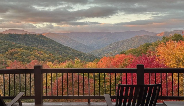 Amazing VIEWS! Hot Tub, WIFI, Fire Pit, 12' Shuffleboard table! Chef's kitchen.