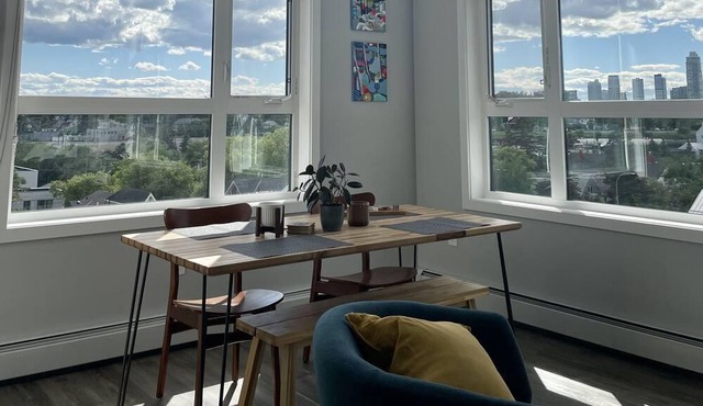 Amazing Views, King Size Bed, Trendy Neighbourhood