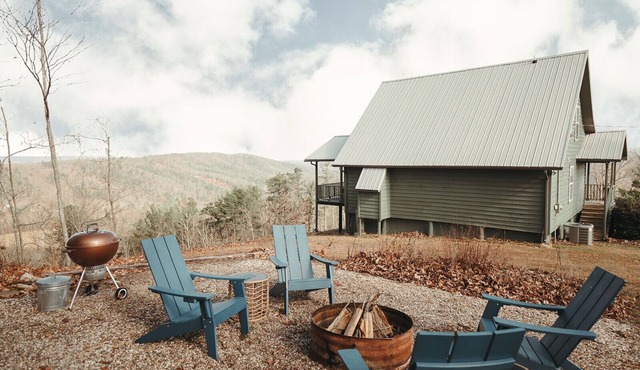 Amazing Views - Mountaintop Cabin w/Private Sauna and Outdoor Fire Pit