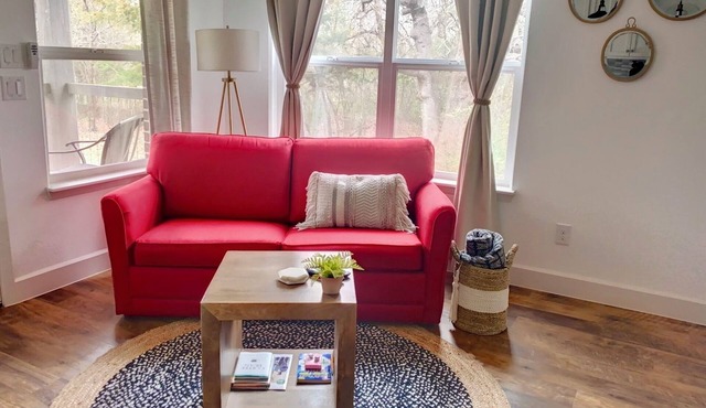 Amazing Views! Nature 3 Porches Wi-fi Secluded .5mi to downtown dine/shop