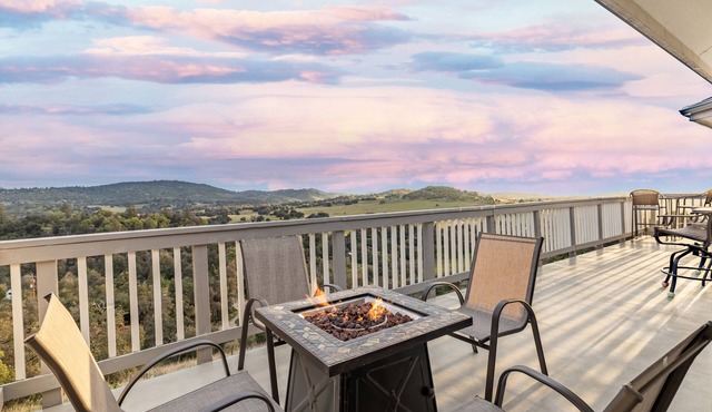 Amazing Views - Near Town - Secluded 2.5 Acres - Games - Pets Allowed