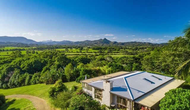 Amazing views of the hinterland, short drive to the beach and Byron