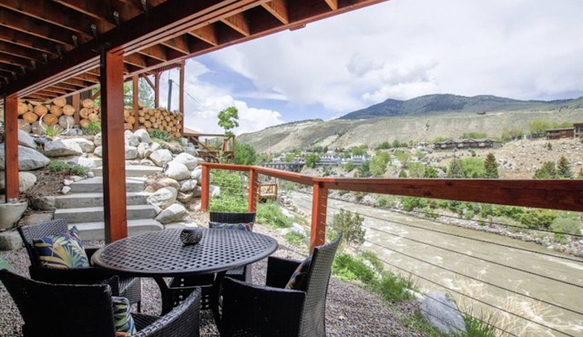 Amazing Views of Yellowstone Park & River! A 1/2 mile from YNP’s North Entrance.