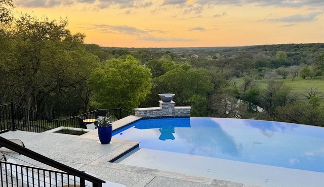Amazing Views on over 4 acres-River access-infinity pool-Hot Tub