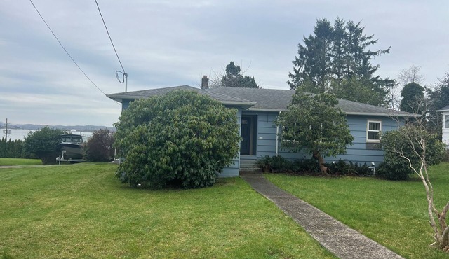 Amazing views over water. Family size Astoria Gem.
