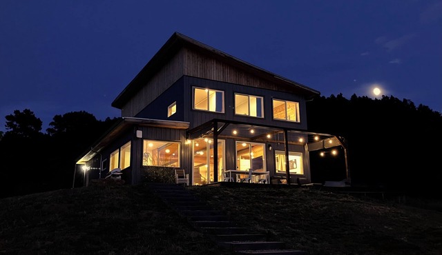 Amazing Views, Peaceful Nature, Close to I25, entire home on Land with Hot Tub,