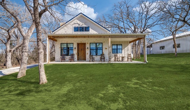 Amazing views, rocking chairs, relaxing 130 acre gated property, stone cottage.