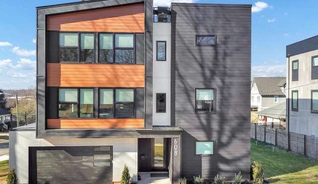 AMAZING VIEWS Rooftop Patio, Gym and Game room