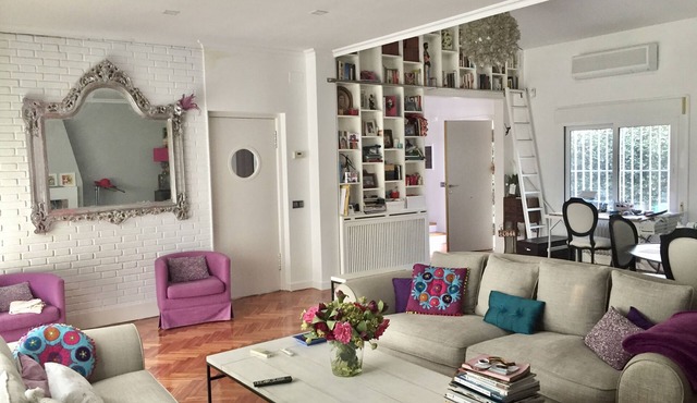 Amazing villa inside Madrid with private swimming pool and super big living room