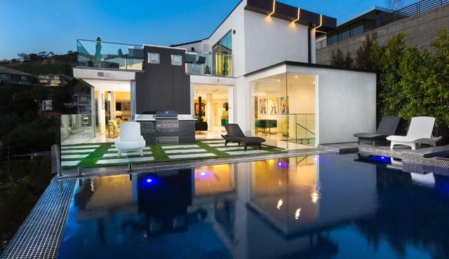 AMAZING VILLA ON SUNSET PLAZA