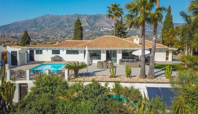 Amazing Villa with Panoramic Mountain Views, Terrace, Pool & Wi-Fi