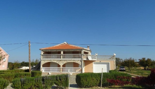 Amazing Villa with Outdoor Swimming Pool