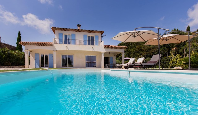 Amazing villa with sea view, pool and character