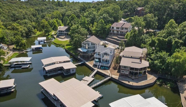 Amazing Wall of Windows, Swim Dock & Pet Friendly
