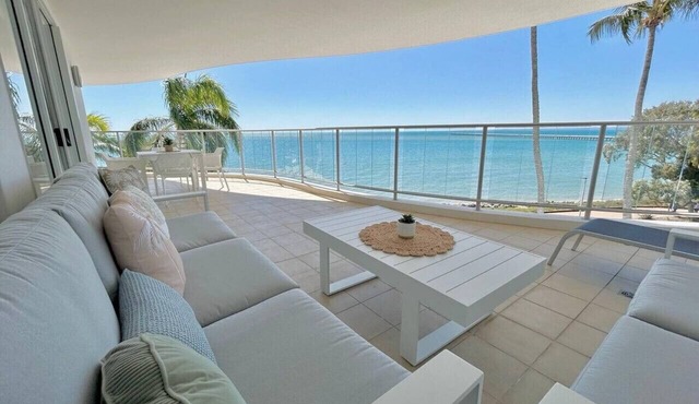 Amazing Water View Apartment - Pool, Gym, Parking.