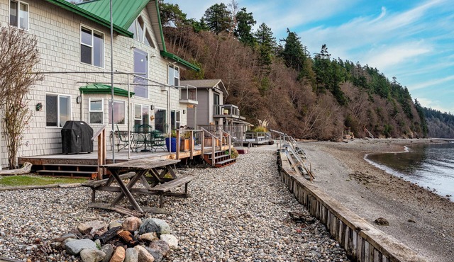 Amazing Waterfront Beach House - 4 bdrms, 4 bathroom, foosball, kayaks and more!