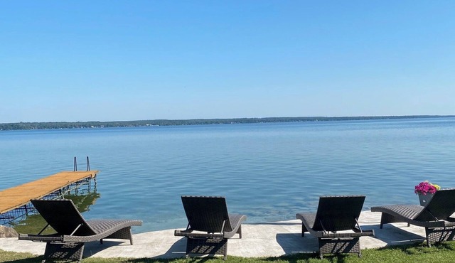 Amazing Waterfront, Cottage at Big Bay Point