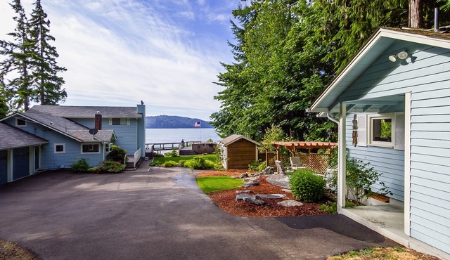 Amazing Waterfront Home- sleeps up to 16