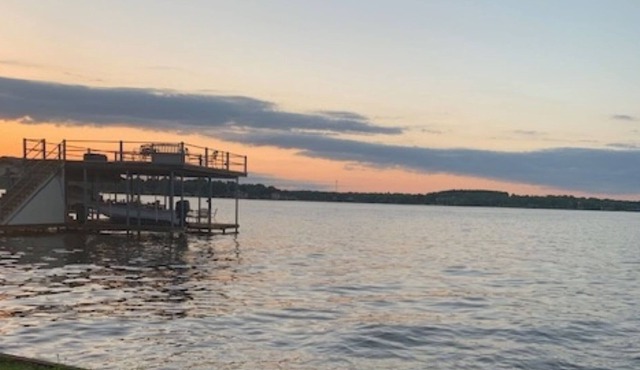 Amazing waterfront home on Cedar Creek lake!