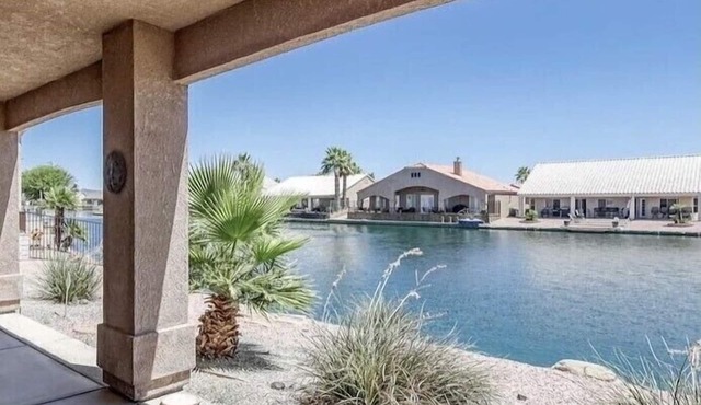 Amazing Waterfront Retreat close to amenity's