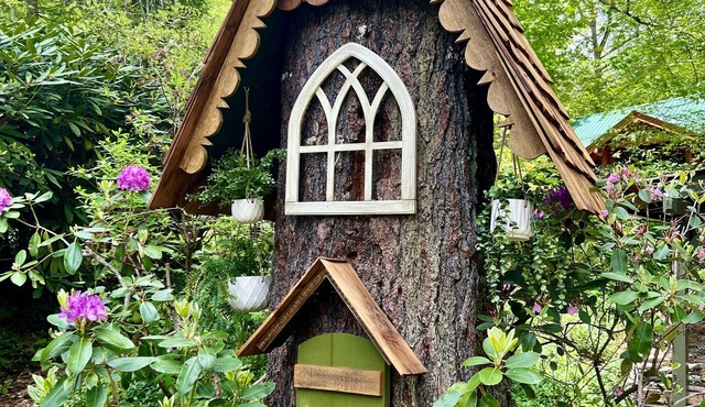 Amazing Whimsical Mtn Cabin! Pet Friendly, Hot Tub, Fireplace, Winery, Skiing