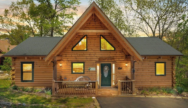 Amazing Wood Log Cabin Pvt Hot Tub in Woods Wifi Fireplace Vaulted Ceilings Near Big Cedar