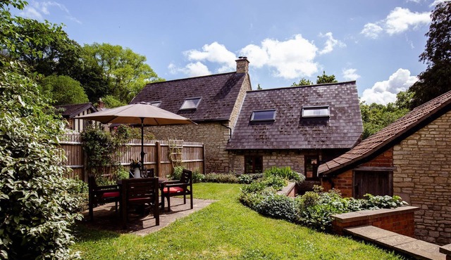 Amber Cottage - shared swimming pool near Cheltenham, accepts pets