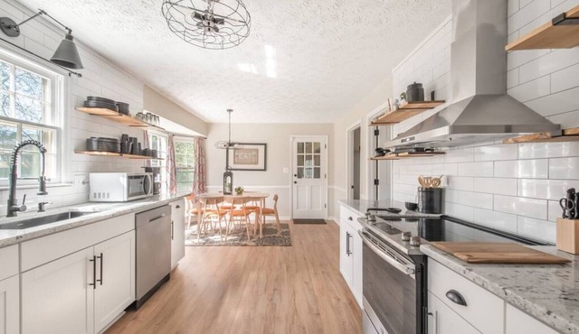 Amber Leaf · Stunning Spacious Farmhouse Near Atlanta ·10 Beds