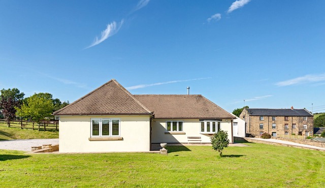 Amber Lodge - 3 bedroom bungalow with hot tub