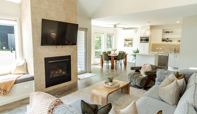 AMBER MIST VILLA - TWO: Bright