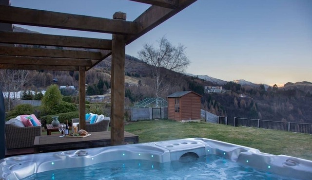 Amber Retreat | Hot Tub + River Views