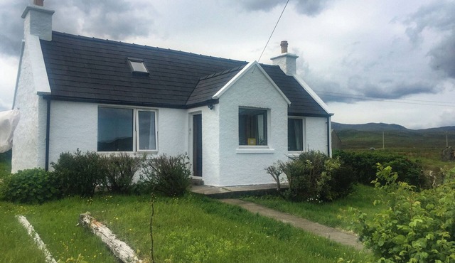 AMBER'S COTTAGE, pet friendly, country holiday cottage in Staffin