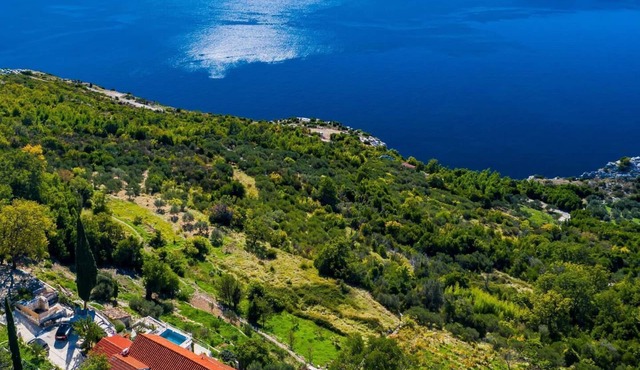 Amber's Place, cosy house with pool and sea views