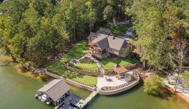 "Amber Skies" Breathtaking-Family, Lake-Front Home