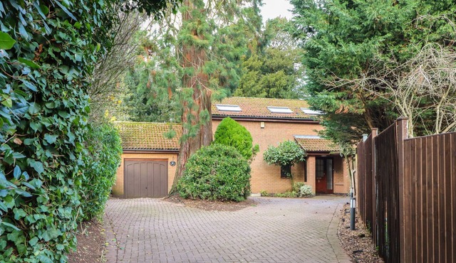 AMBERLEIGH, pet friendly, with open fire in Greetham, Rutland