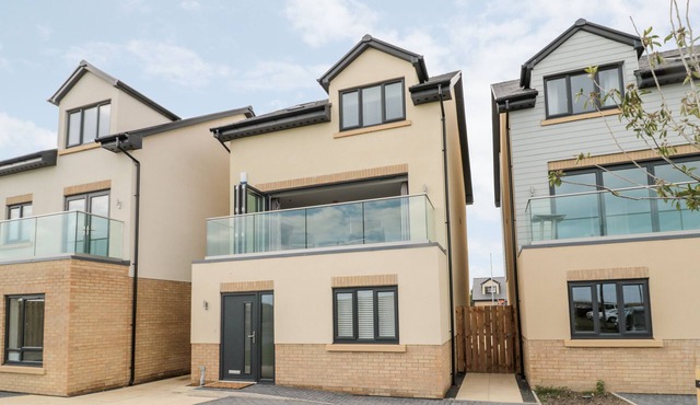 AMBLE VIEWS, pet friendly, luxury holiday cottage in Amble