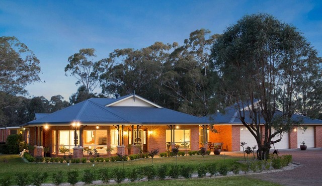 Amelia-Rose Estate: Lovedale 6-bdr retreat with pool & fireplace—Memories await!