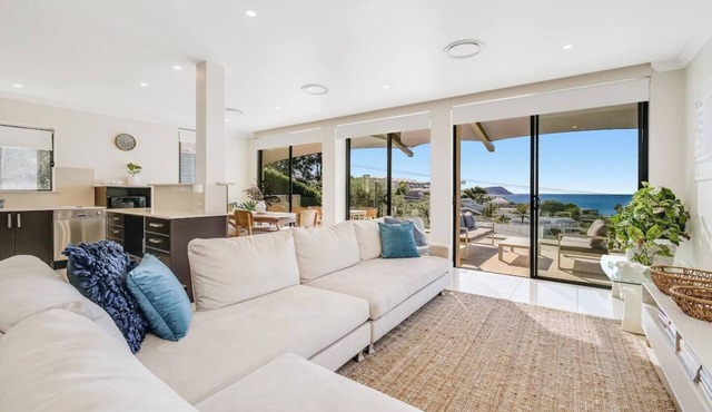 Amelie - Luxury, Beach View 3 Bedroom Condo - 2 min walk to Terrigal Beach