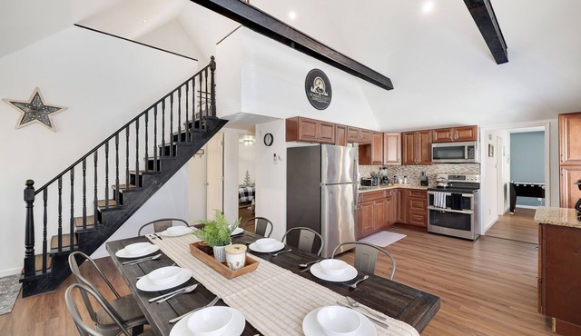 Amenity Filled Private Getaway on a cul-de-sac w/AC, King Bed, Fire Pit & Games