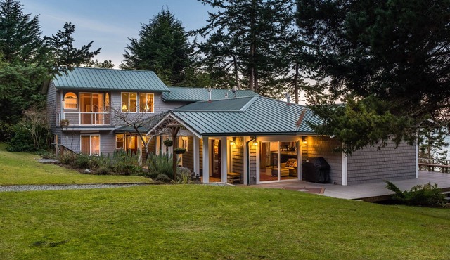 Amenity-Packed Waterfront Island Retreat