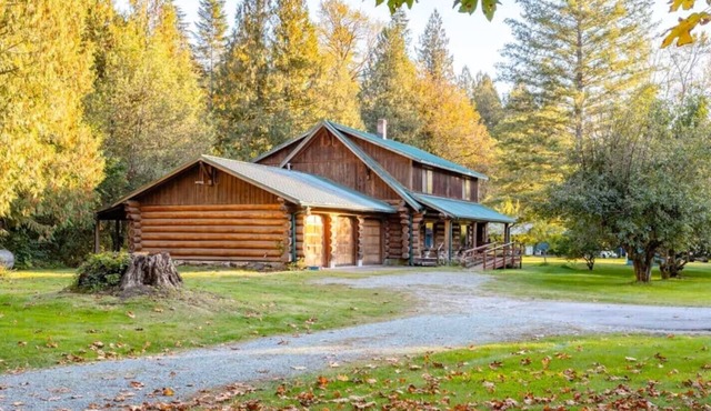 American Alps Lodge: Riverfront, Hot Tub, EV Charger, Game Room