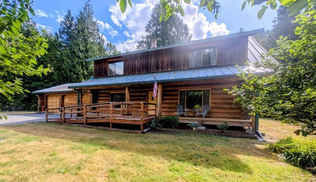 American Alps Lodge-HotTub, EV Charger, Riverfront