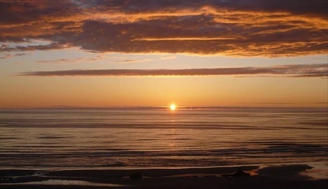 'American Classic' *BEACHFRONT* Historic Nye Beach - BEST LOCATION - 3BR Home