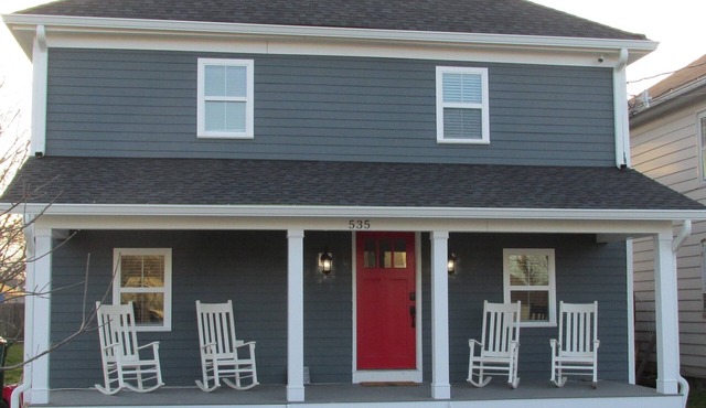 American Four-Square completely renovated, easy walk to the beach!