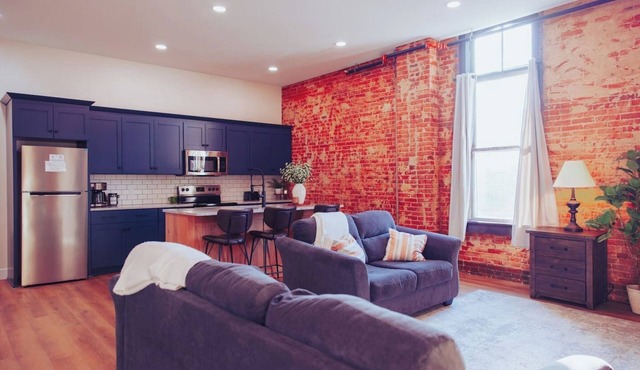 American Hall Clay St. Suite