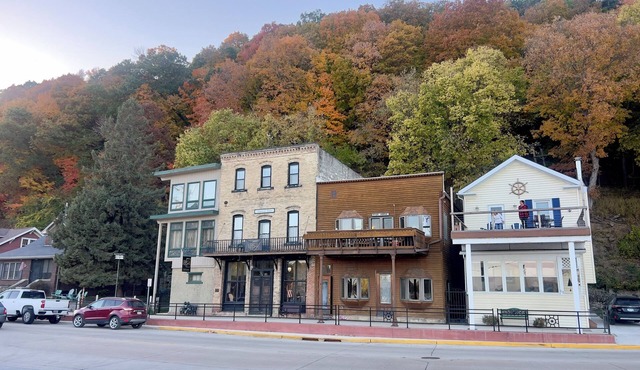 American House 1854- Pocket City Penthouse, 2 Bedrooms, Full Kitchen & Dining
