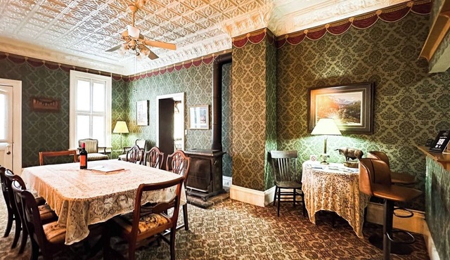 American House 1854- Steamboat Landing, 4 Bedrooms, 1.5 Bath, Full Kitchen