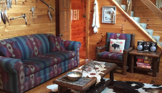 American Indian Decorated Log Cabin On Toccoa River Awaits Your Arrival!