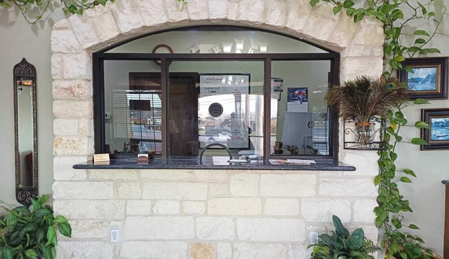 American Inn & Suites By Capital O Victoria US-59